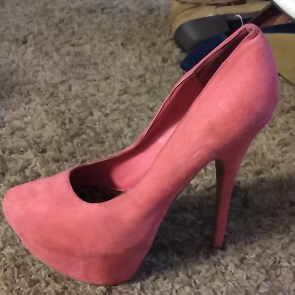Pink heels with cheetah inside